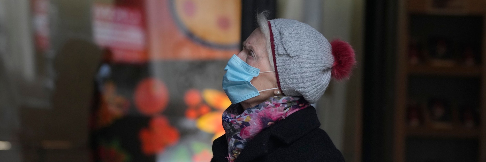 Warschau: Eine Frau mit Mund-Nasen-Schutz geht auf einer Straße. Polen sieht sich mit einem sprunghaften Anstieg der Corona-Infektionen und Todesfälle konfrontiert. Die Regierung plant vorerst keine neuen Einschränkungen.&nbsp;