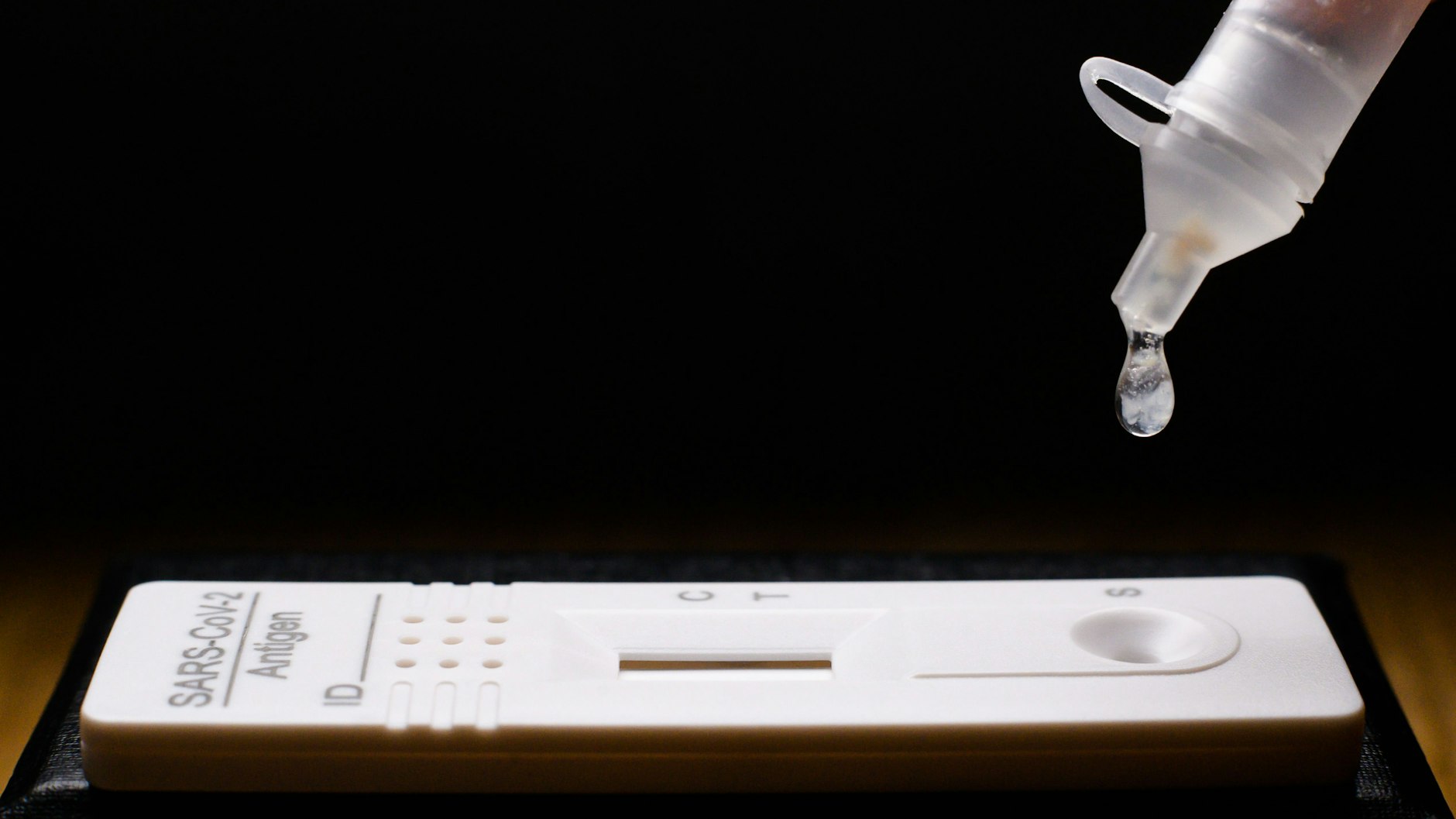 Antigentests detektieren vor allem Menschen mit hoher Viruslast, zum Beispiel in dem Zeitraum, in dem eine Person coronatypische Symptome aufweist.