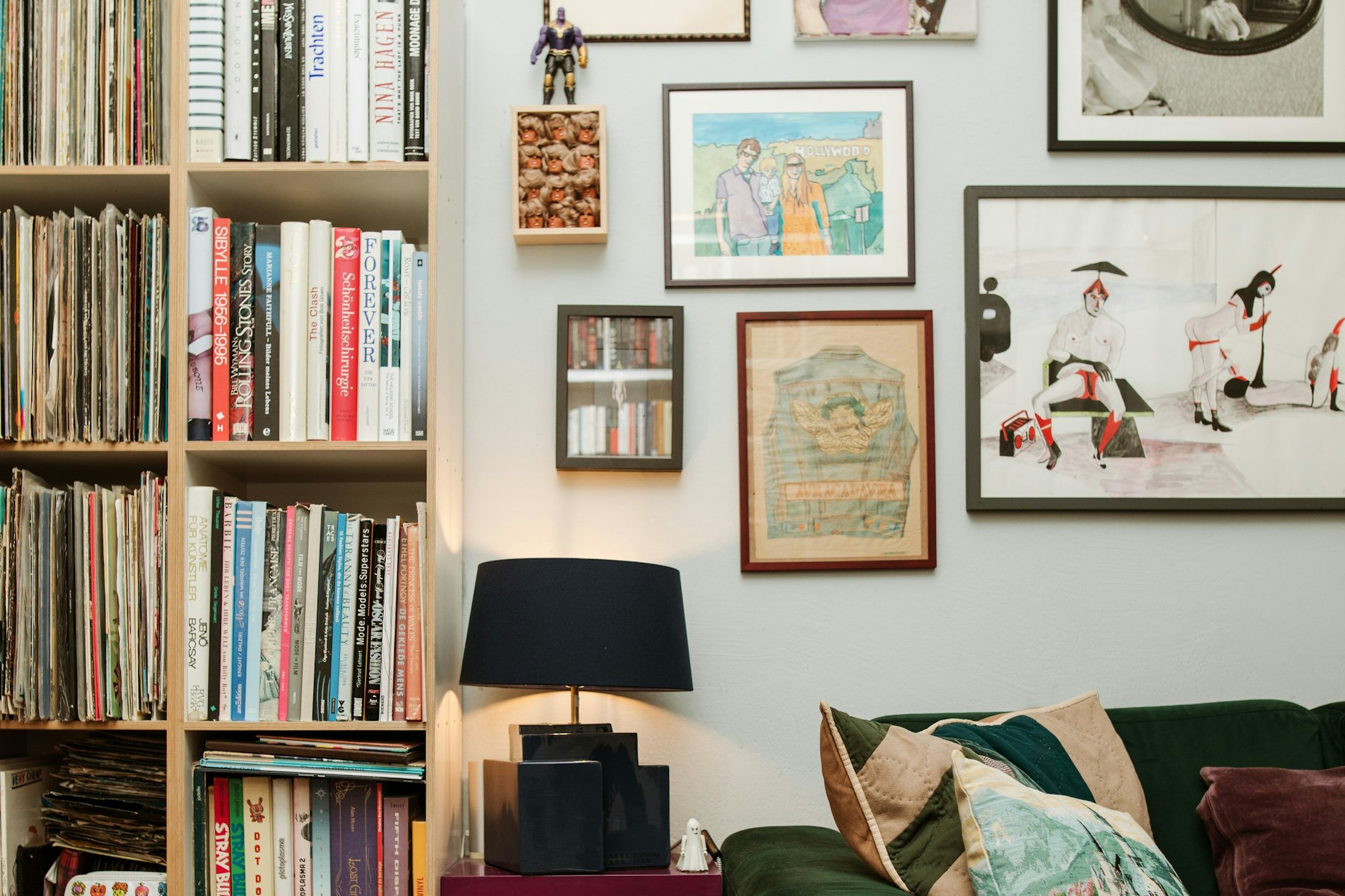 Mittig hängt ein Bild, das die kürzlich verstorbene Stereo-Total-Sängerin Françoise Cactus gemalt hat.