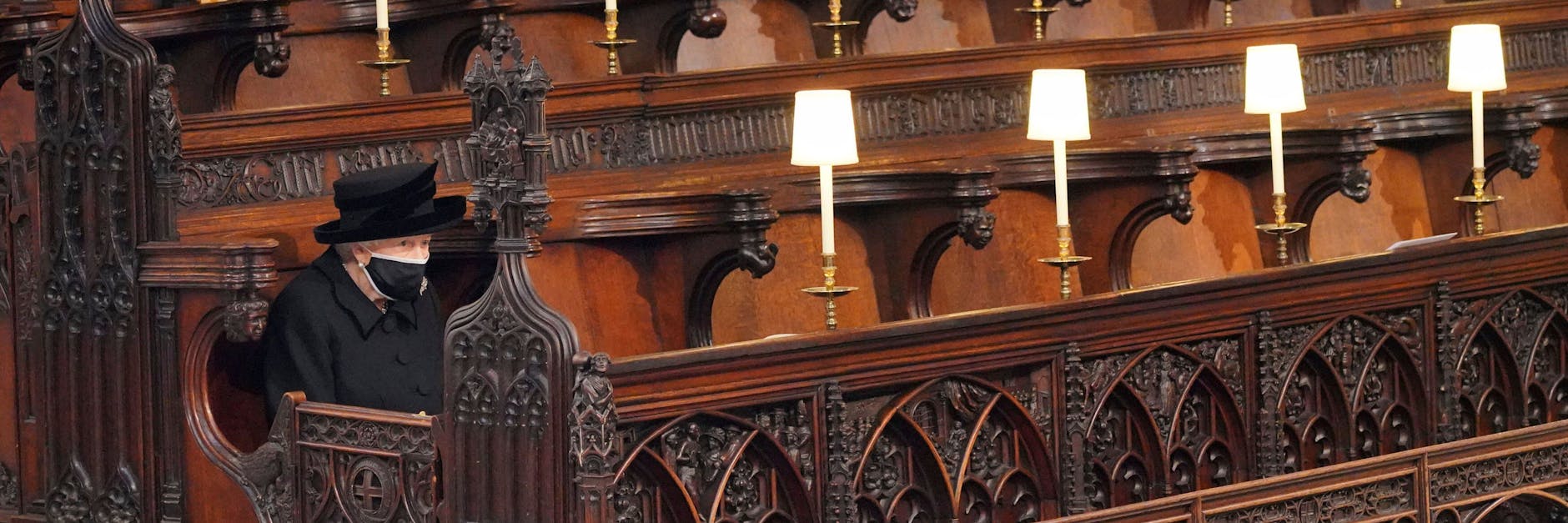 Königin Elizabeth II. musste wegen der Corona-Regeln allein Abschied von Philip nehmen, am Abend zuvor stieg am Regierungssitz eine Party.