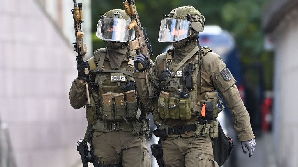 Polizisten eines Berliner Spezialeinsatzkommandos im Einsatz.