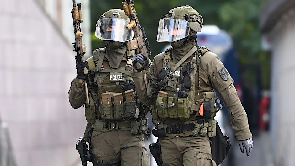 Polizisten eines Berliner Spezialeinsatzkommandos im Einsatz.