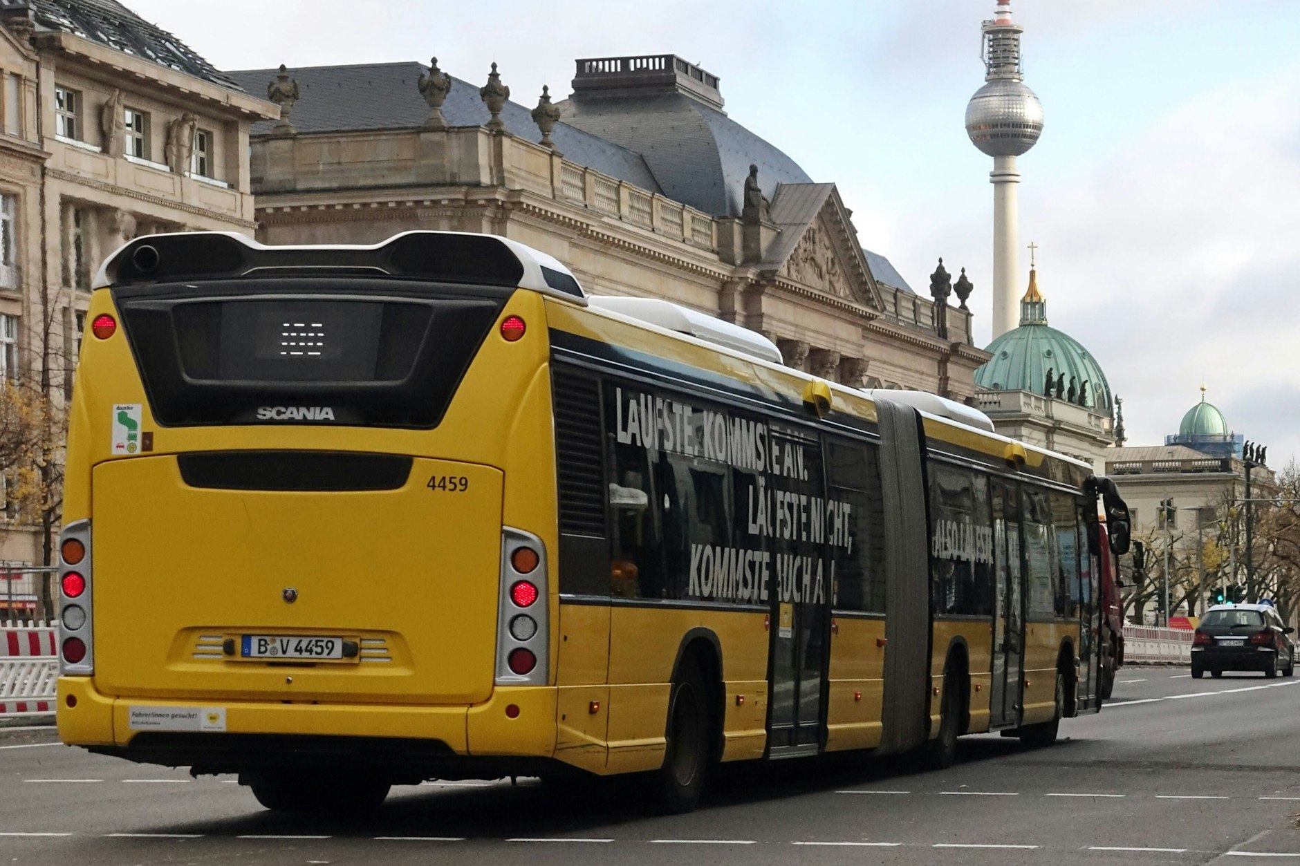 Ein Bus der Linie 100 Unter den Linden. Noch gibt es zum Teil alle sieben bis zehn Minuten eine Fahrt. Doch bald wird die einstige Touristenlinie unter der Woche nur noch alle 20 Minuten befahren.