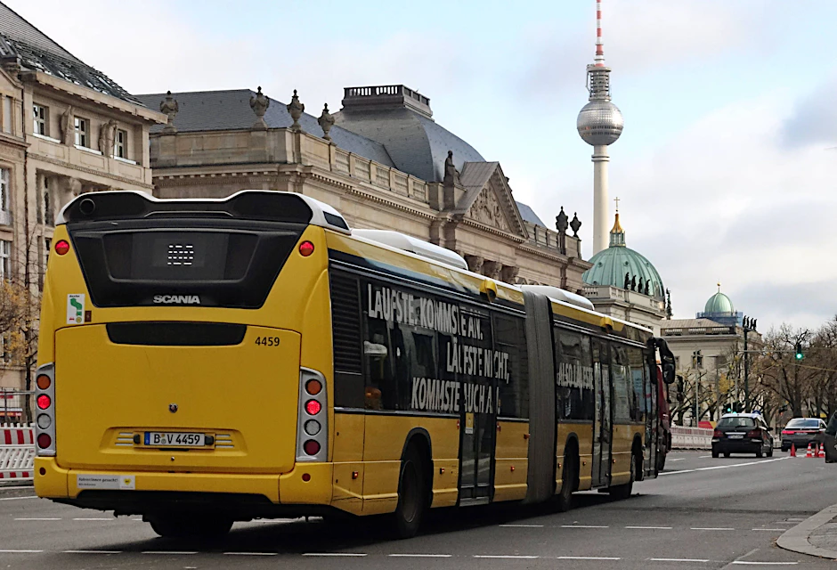 Ein Bus der Linie 100 Unter den Linden. Noch gibt es zum Teil alle sieben bis zehn Minuten eine Fahrt. Doch bald wird die einstige Touristenlinie unter der Woche nur noch alle 20 Minuten befahren.