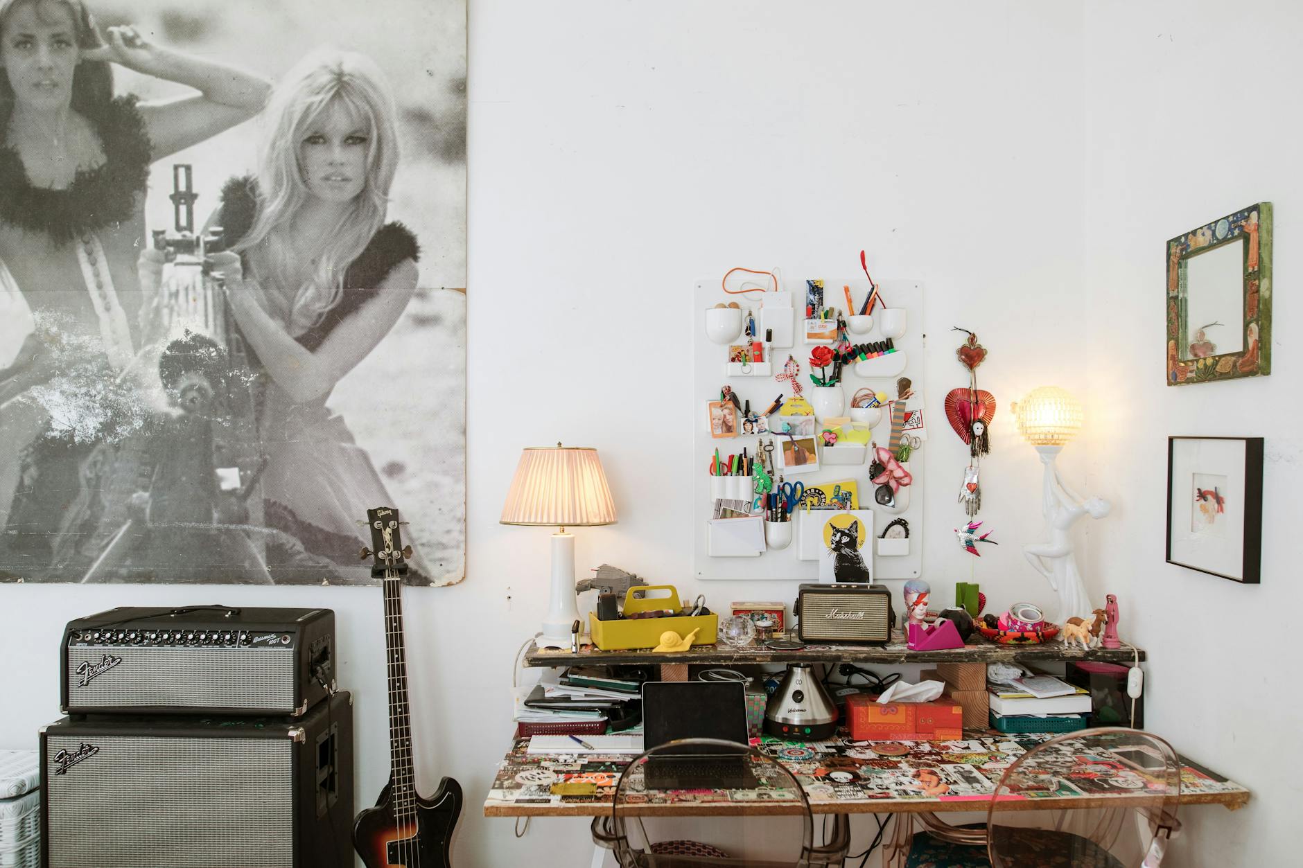 Mit Maschinengewehren wachen die Moreau und die Bardot über Gabriel Weis’ Gibson-Bassgitarre.