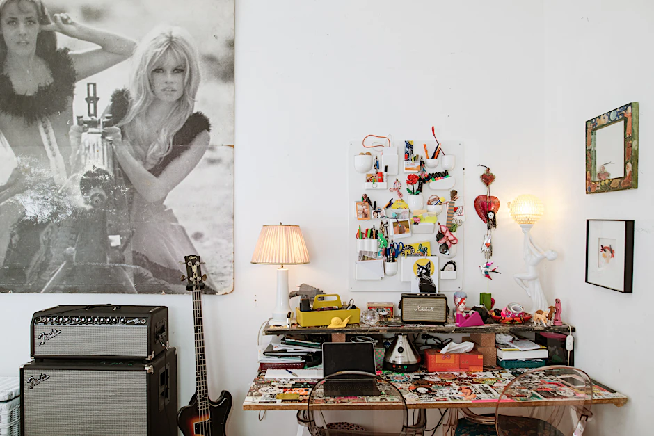 Mit Maschinengewehren wachen die Moreau und die Bardot über Gabriel Weis’ Gibson-Bassgitarre.