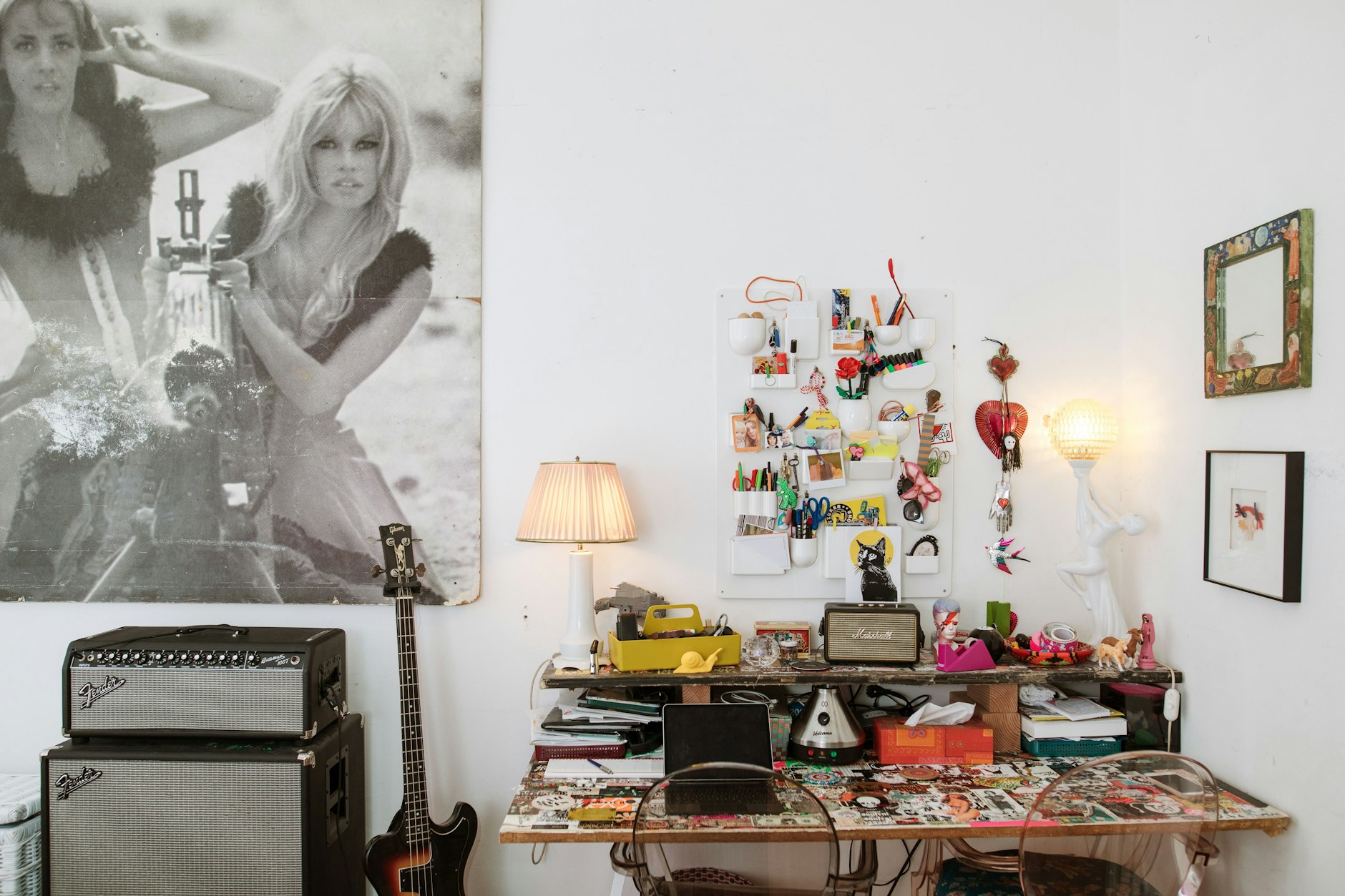 Mit Maschinengewehren wachen die Moreau und die Bardot über Gabriel Weis’ Gibson-Bassgitarre.