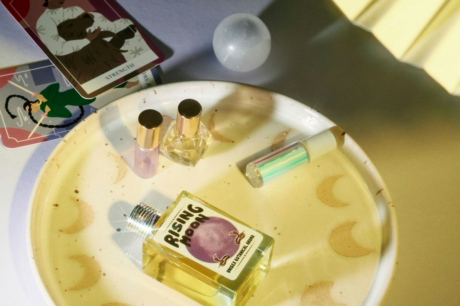 Karten, Öle, Elixiere: Auch für moderne Hexen gehört das wohl zur Grundausstattung.