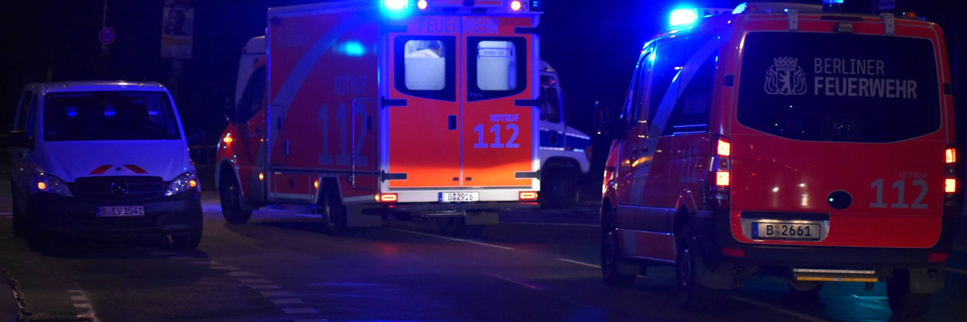 Die Berliner Feuerwehr bei einem Einsatz an einem Brandort (Symbolfoto). 