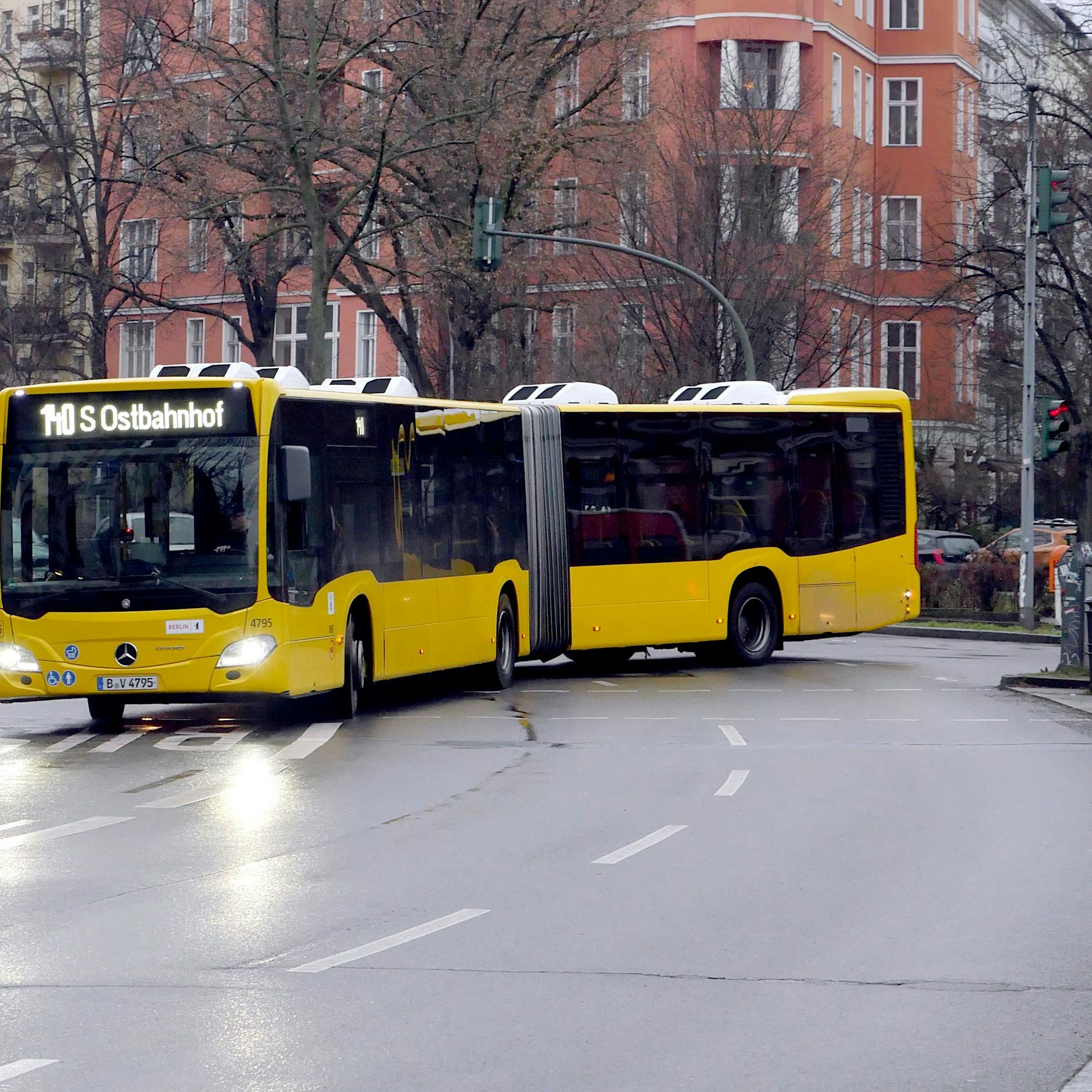 Viele Corona-Krankmeldungen: BVG schränkt ab HEUTE Busverkehr ein! DIESE Linien sind betroffen
