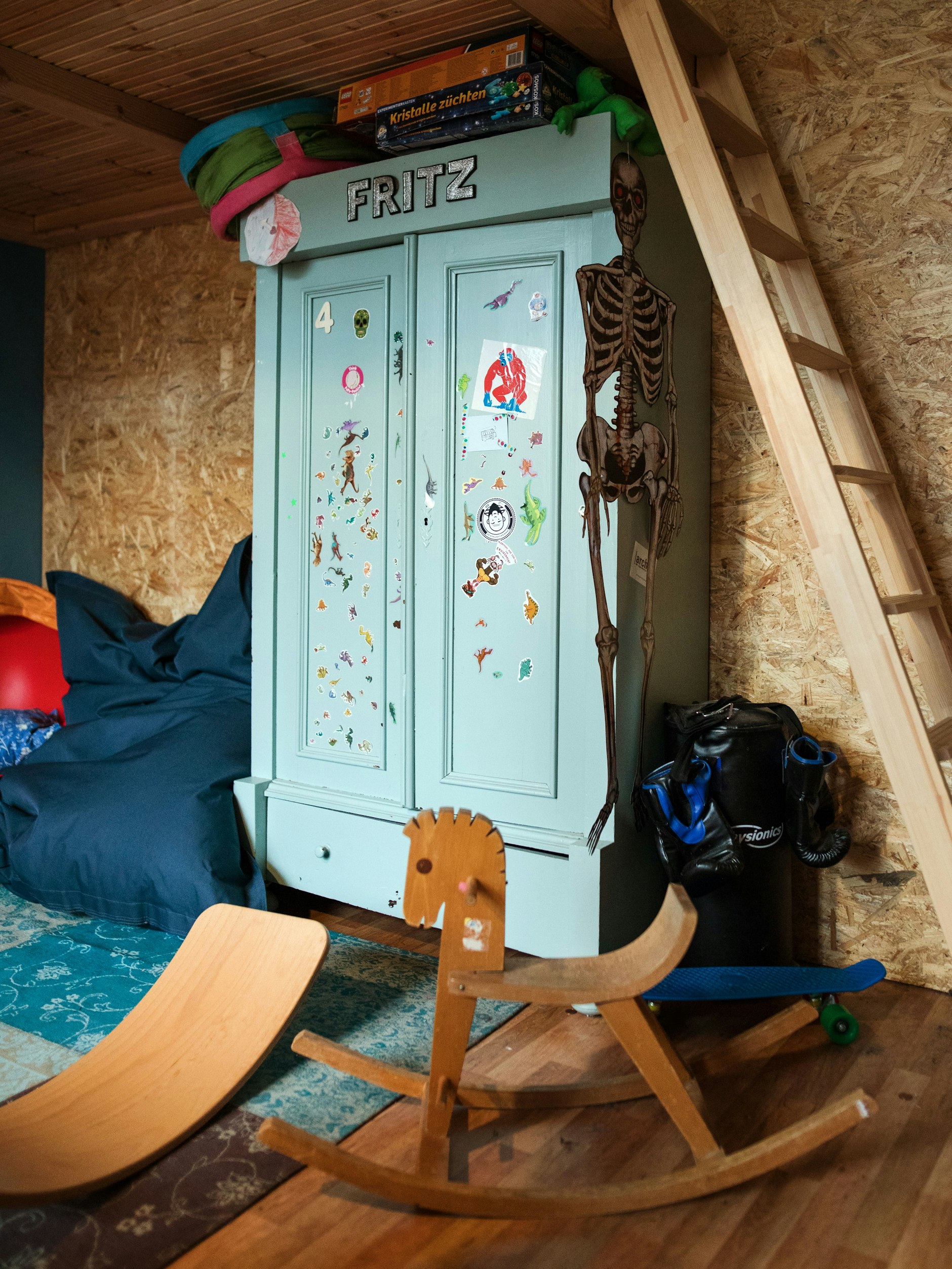 Hochbett, Rutsche und Kletterseil machen Fritz' Zimmer zum Spielplatz.