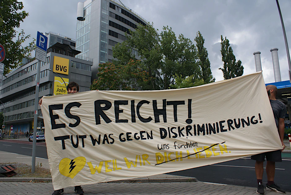 Wer kontrolliert die Kontrolleure? Wie viel Gewalt und Rassismus steckt in den Ticketkontrollen der BVG?