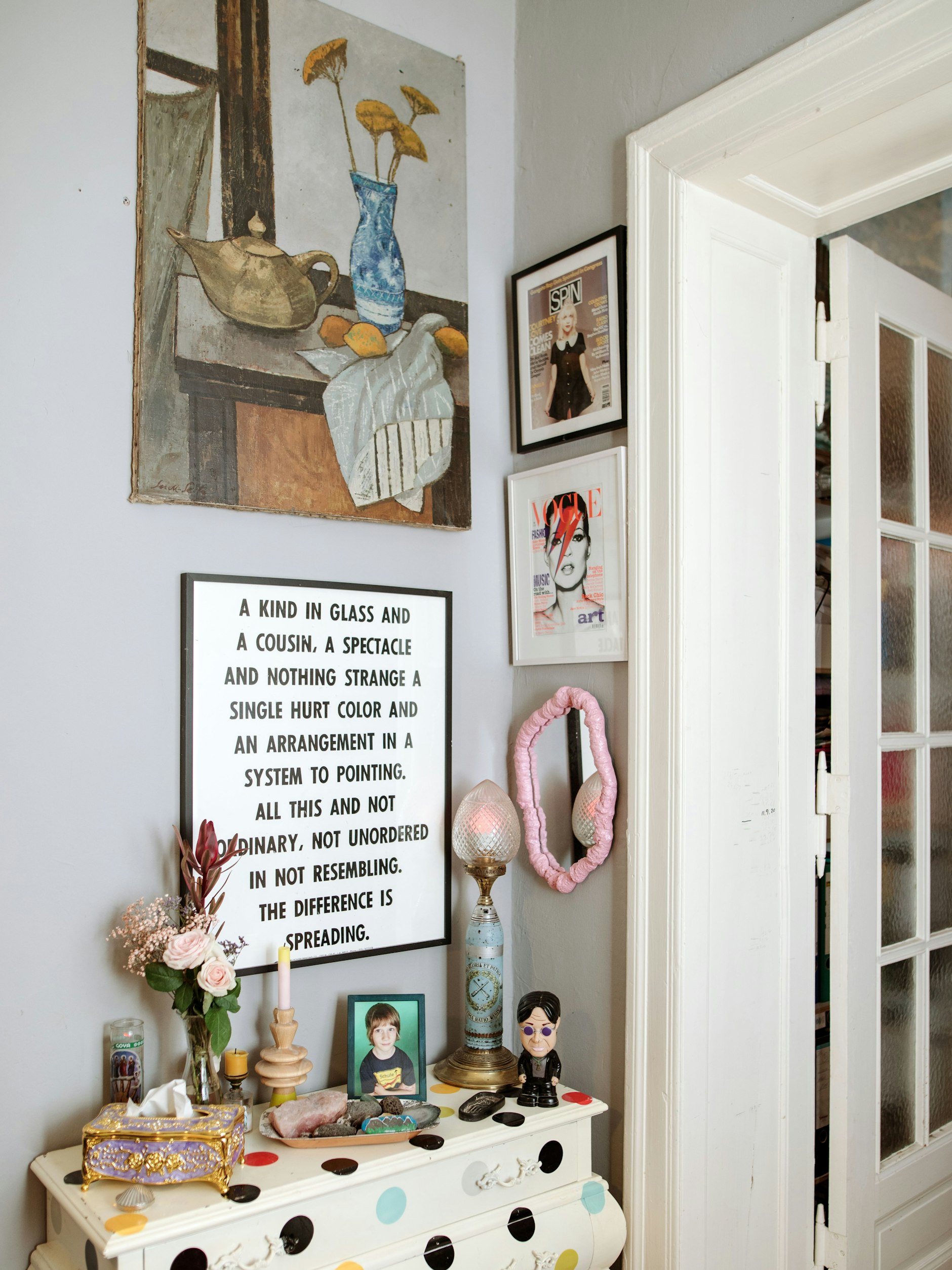 Im Flur steht Fritz’ Einschulungsbild neben einer Figur von Ozzy Osbourne.