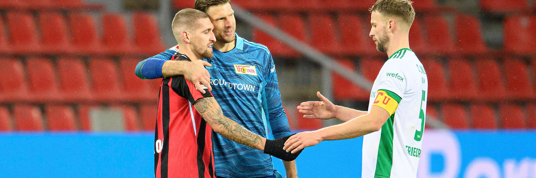 Gut, dass Unions Keeper Andreas Luthe (M.) auf diesem Bild nicht noch einen weiteren Kollegen drauf hat. Nicht, dass sich da noch einer verkrümelt wie zuvor Robert Andrich und jetzt eben Marvin Friedrich (r.).