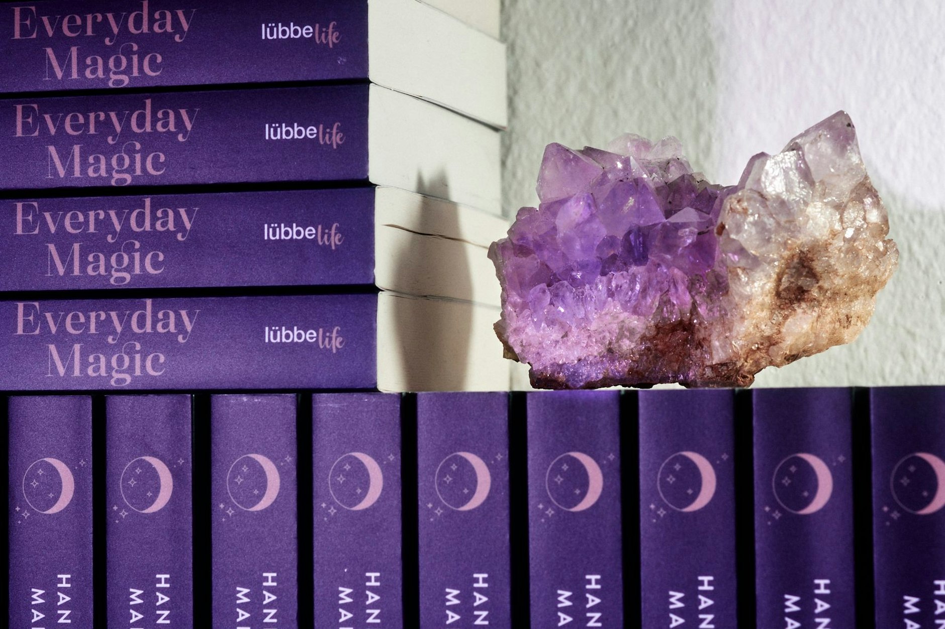 In Hannahs Wohnung, unverkennbar: Neben Exemplaren des eigenen Buches ziert ein Kristall das Bücherregal.