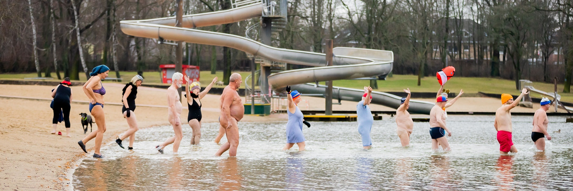 Vielleicht ist Baden bei diesen Temperaturen noch nicht jedermanns Sache, aber Winterwetter sieht irgendwie anders aus. Winterschwimmer des Vereins „Berliner Seehunde“ gehen beim Neujahrsschwimmen in den Orankesee.