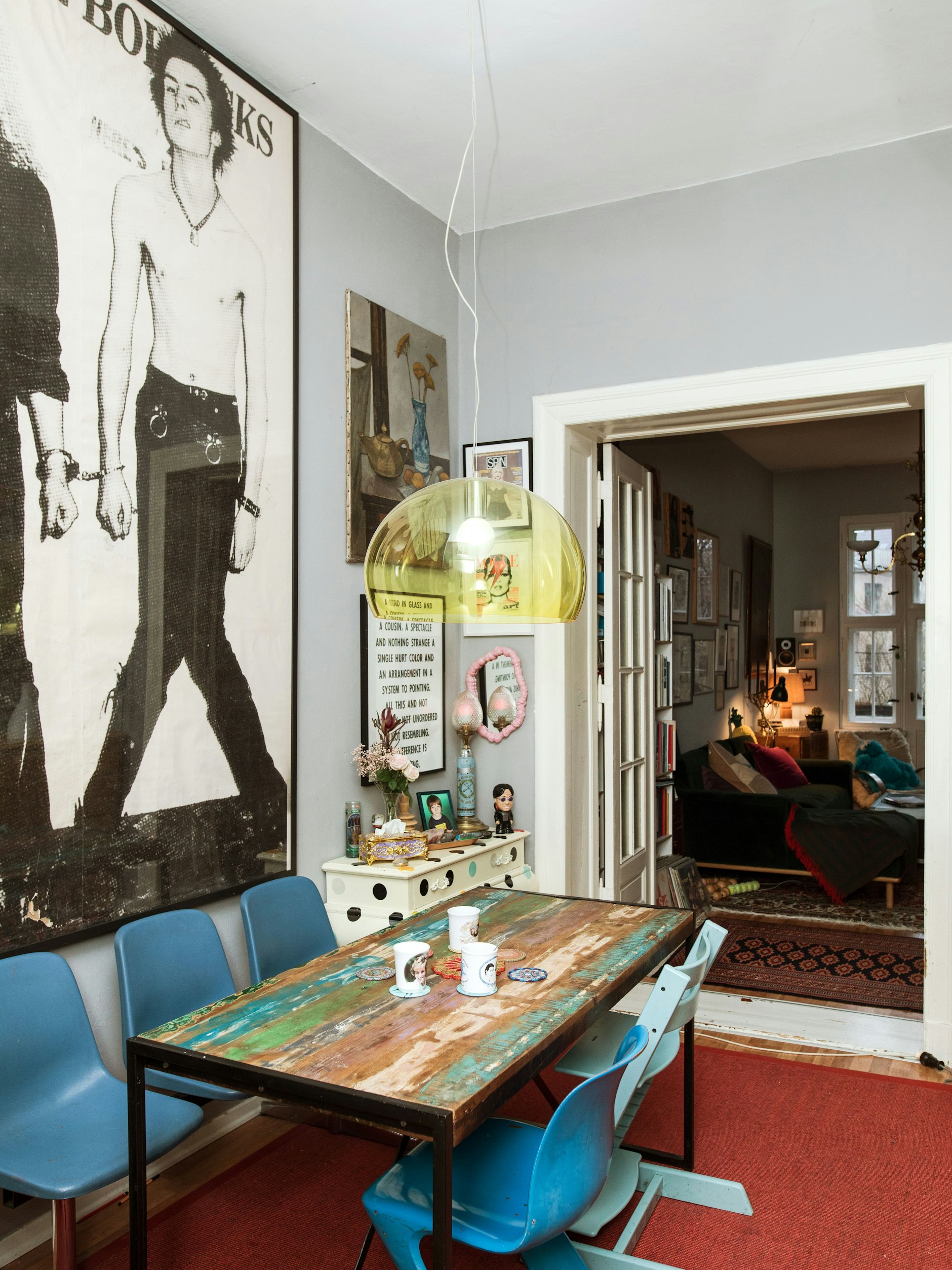 Im Essbereich hängt ein Portrait von Sid Vicious und Nancy Spungen.