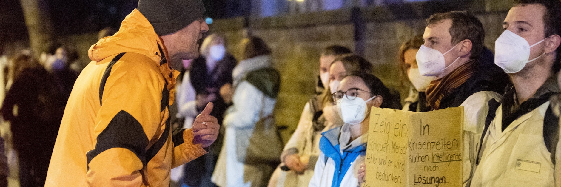 Mit Masken stellten sich die Medizinstudenten Impfgegnern (l.) entgegen.