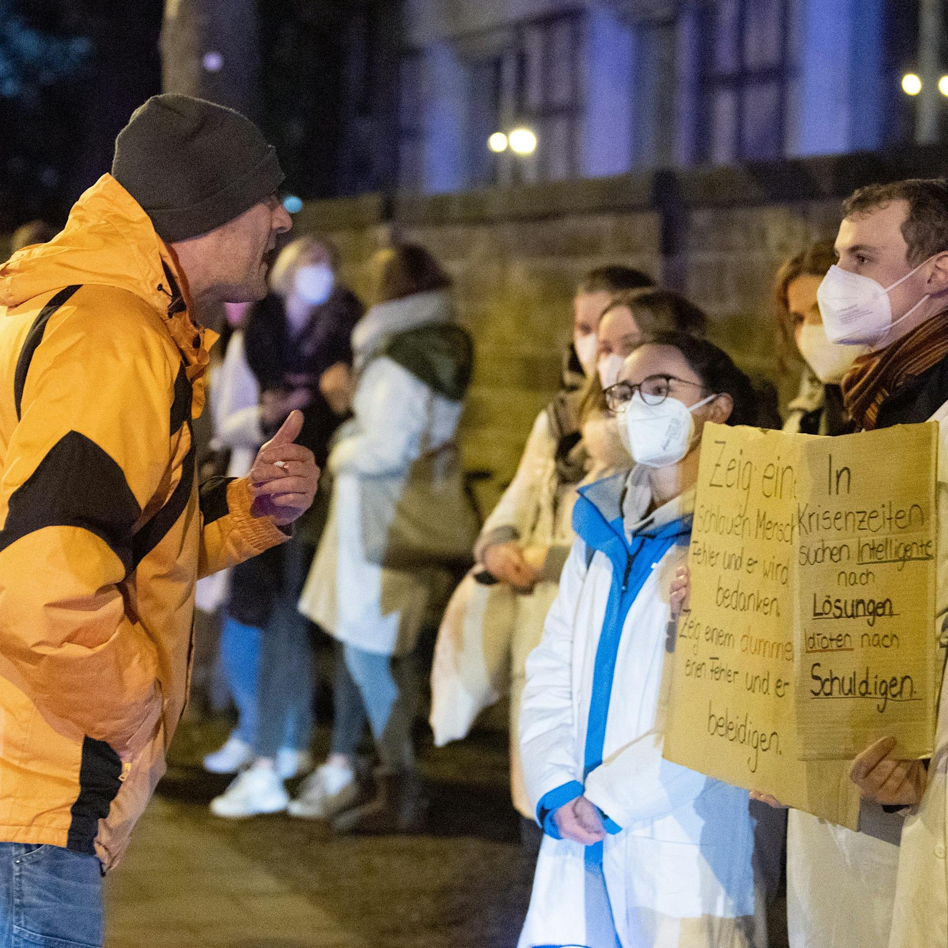 Medizinstudenten stellen sich Corona-Leugnern entgegen – Polizei zeigt sie an!