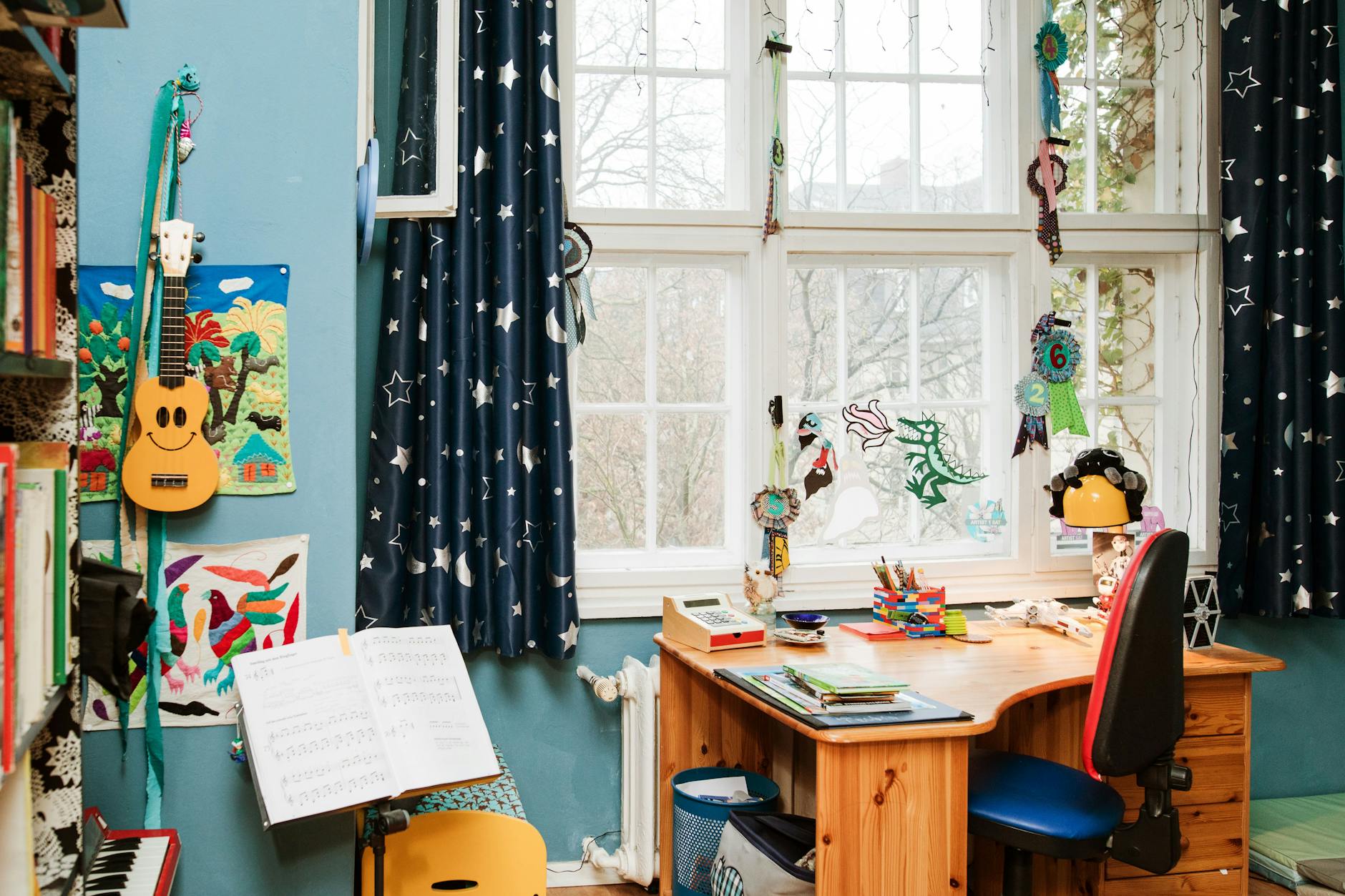 Samstags geht der kleine Fritz zum Hip-Hop-Tanzen, glücklicherweise lernt er aber auch Gitarre-Spielen.