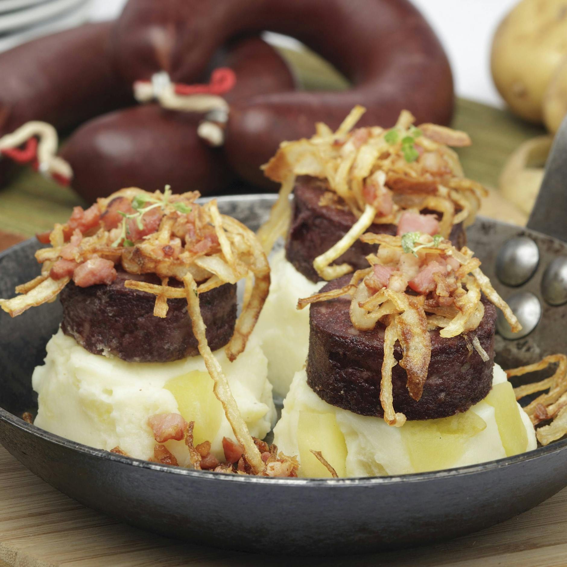 Probieren Sie doch mal „Himmel und Erde“ – weicher Kartoffelbrei, süßes Apfelmus und deftig-würzige Blutwurst