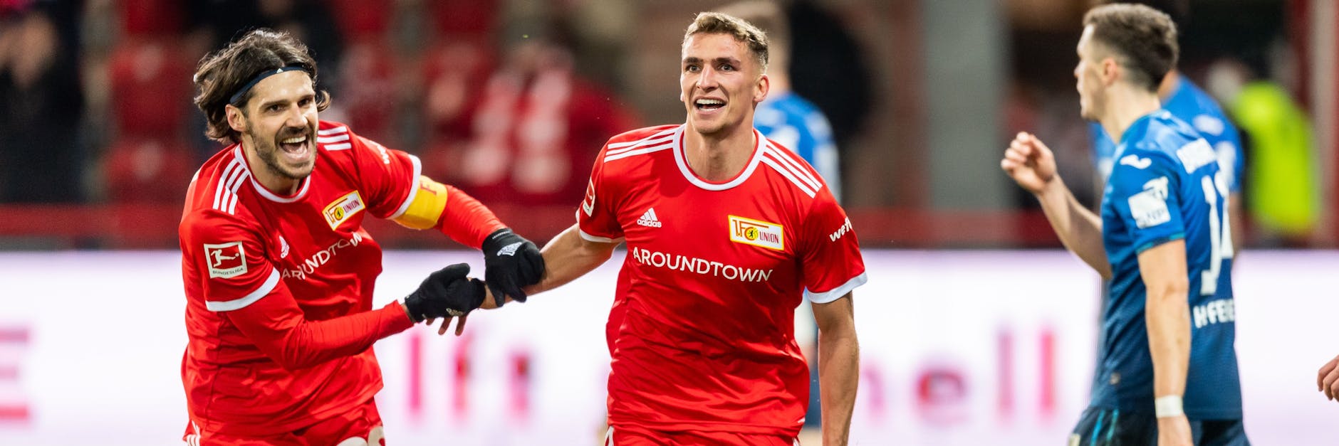 Völlig losgelöst! Unions Kapitän Christopher Trimmel versucht seinen frischgebackenen Vize Grischa Prömel nach dessen Treffer zum 2:1 gegen Hoffenheim zum Jubeln einzufangen. 