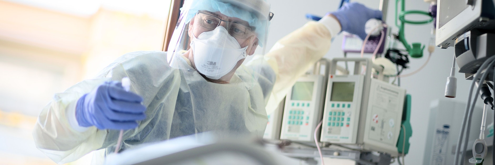 Intensivpfleger Rüdiger Piske arbeitet auf der Intensivstation des Krankenhauses Bethel Berlin an einer an Covid-19 erkrankten Patientin. 