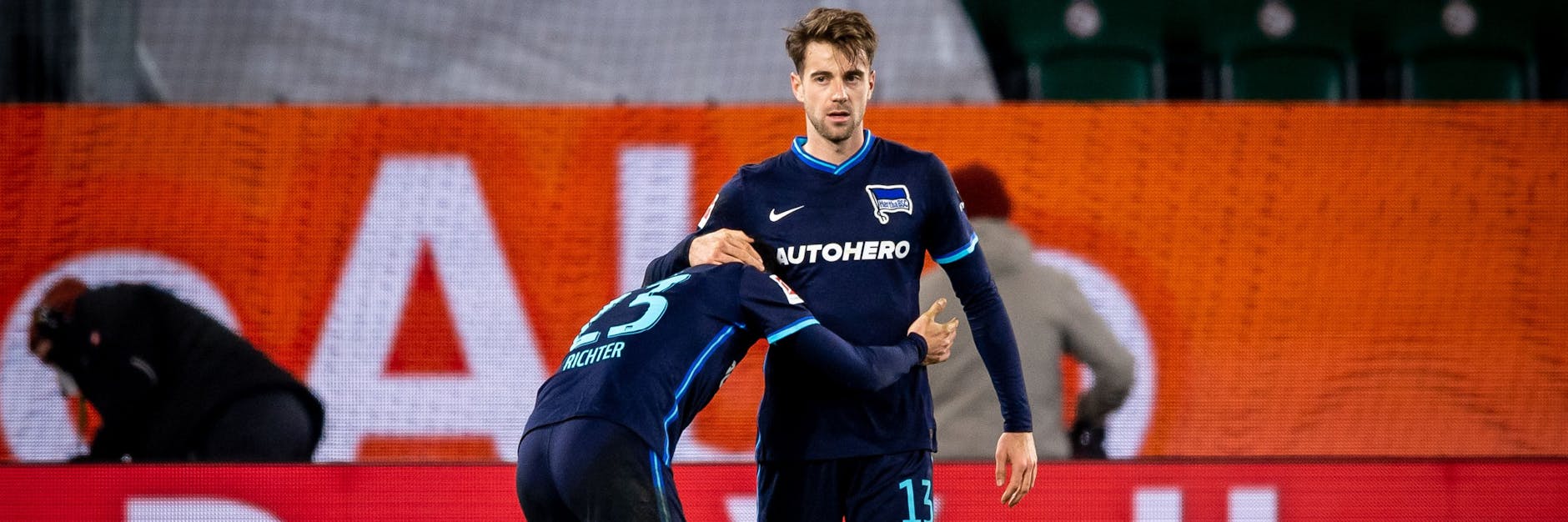 Herthas Lukas Klünter tröstet Marco Richter. Das 0:0 in Wolfsburg tat auch sonst weh.