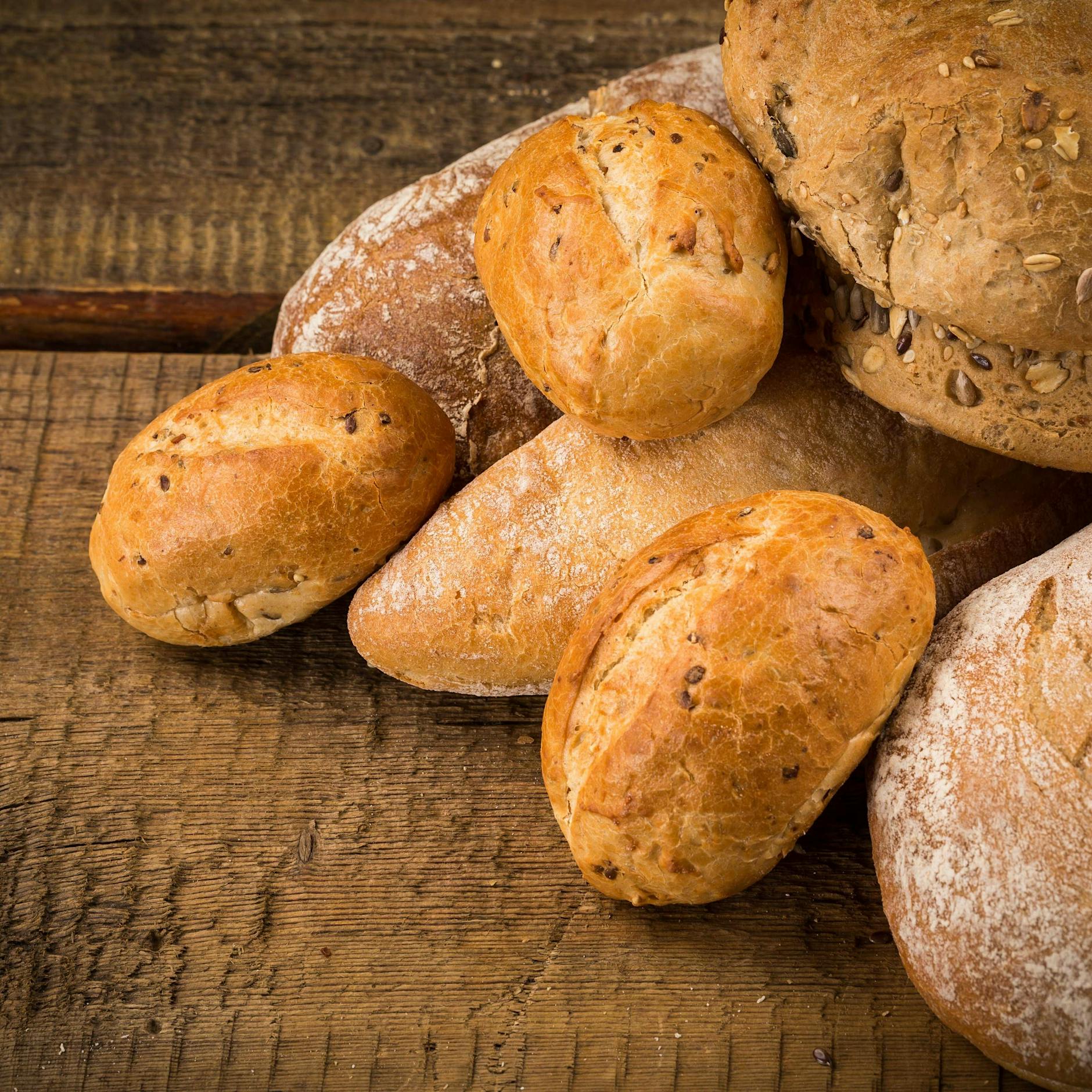 Drei Super-Tricks: So werden hartes Brot oder Brötchen wieder wie frisch vom Bäcker