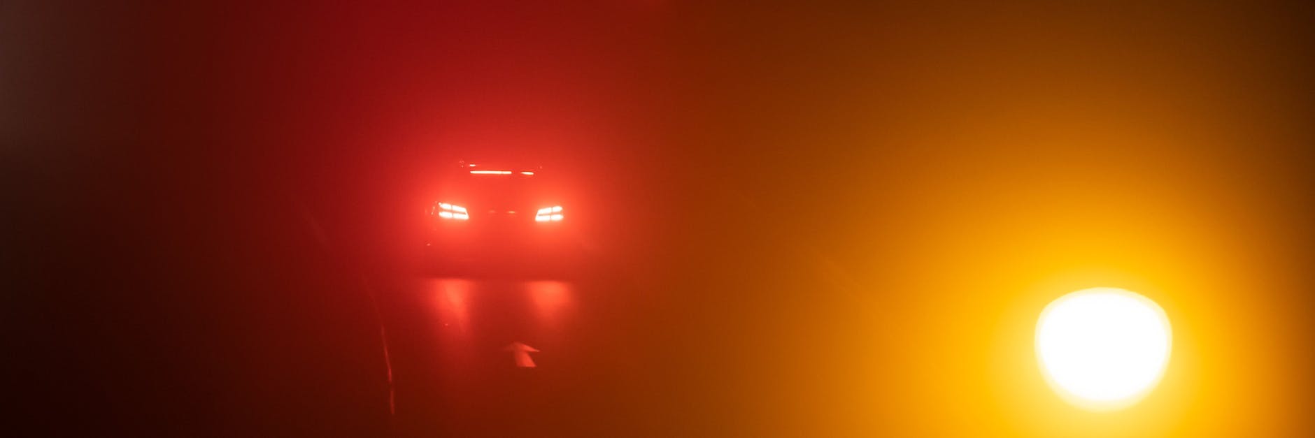 Nebel und Hochnebel versperren vielerorts die Sicht, die Sonne kann sich örtlich nur hin und wieder durchsetzen.