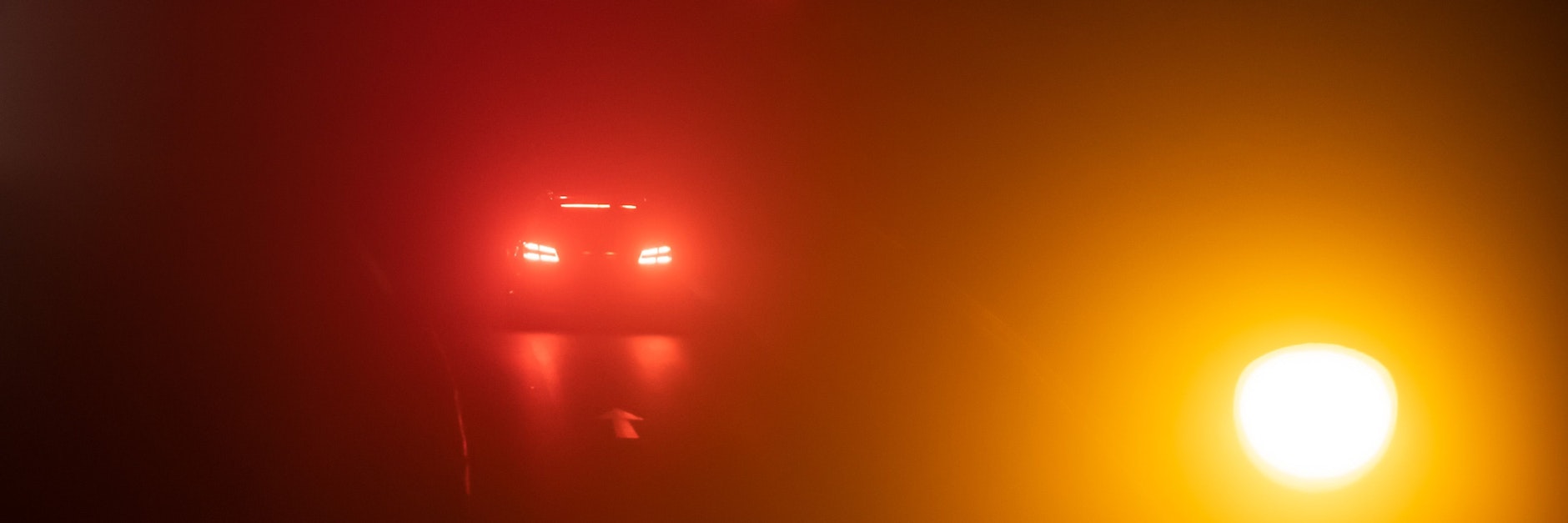 Nebel und Hochnebel versperren vielerorts die Sicht, die Sonne kann sich örtlich nur hin und wieder durchsetzen.