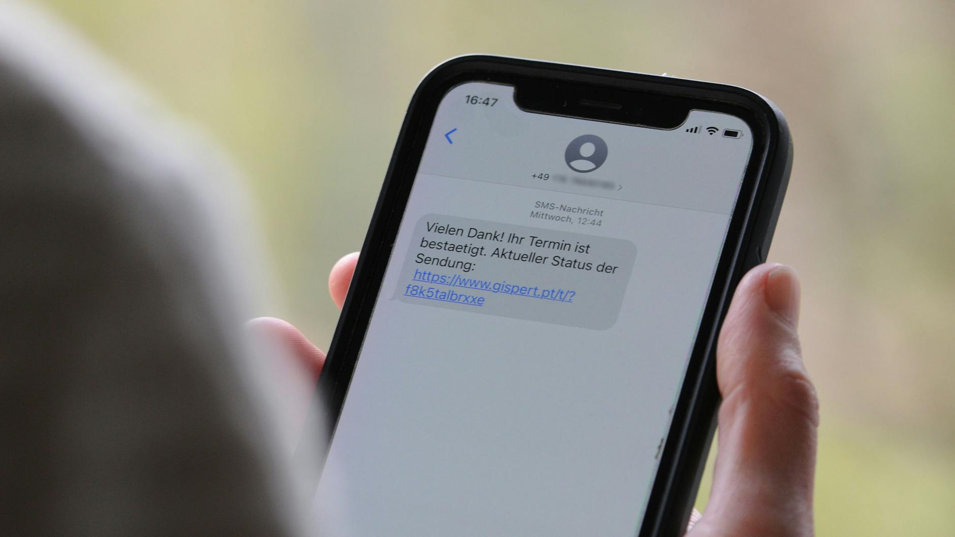 Häufig wird in den Betrugs-SMS auf ein angebliches Paket hingewiesen. 