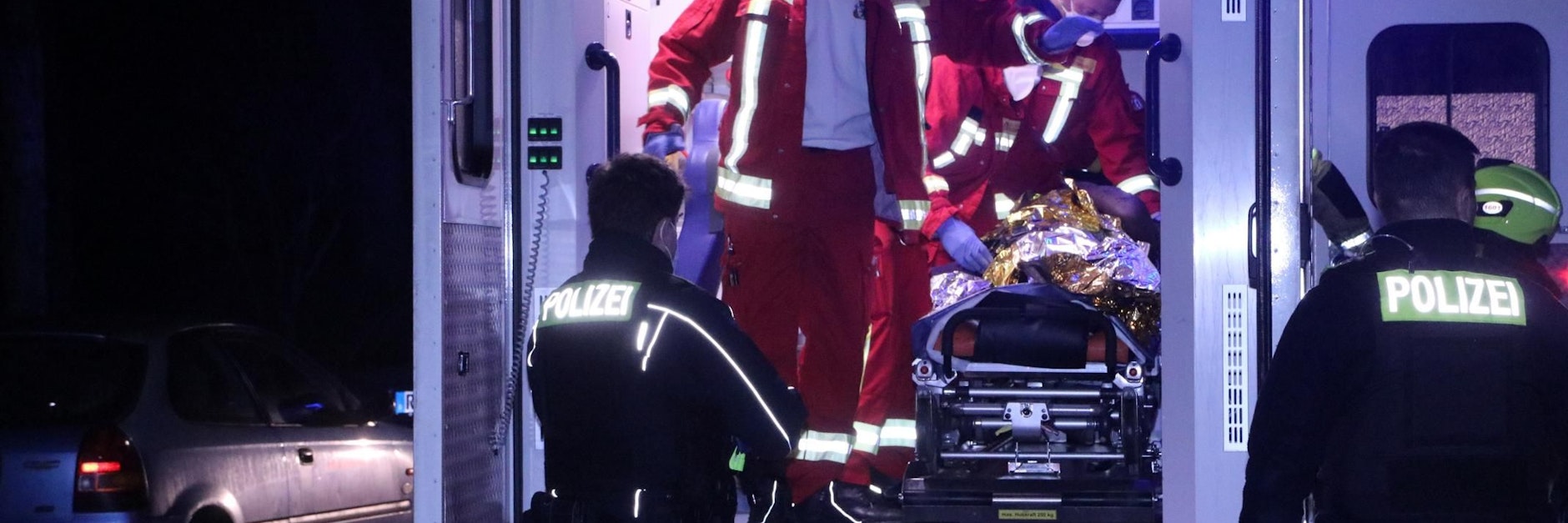 Nach fast einer Stunde wurde der Flüchtige aus dem eiskalten Wasser des Teichs im Görlitzer Park gezogen.