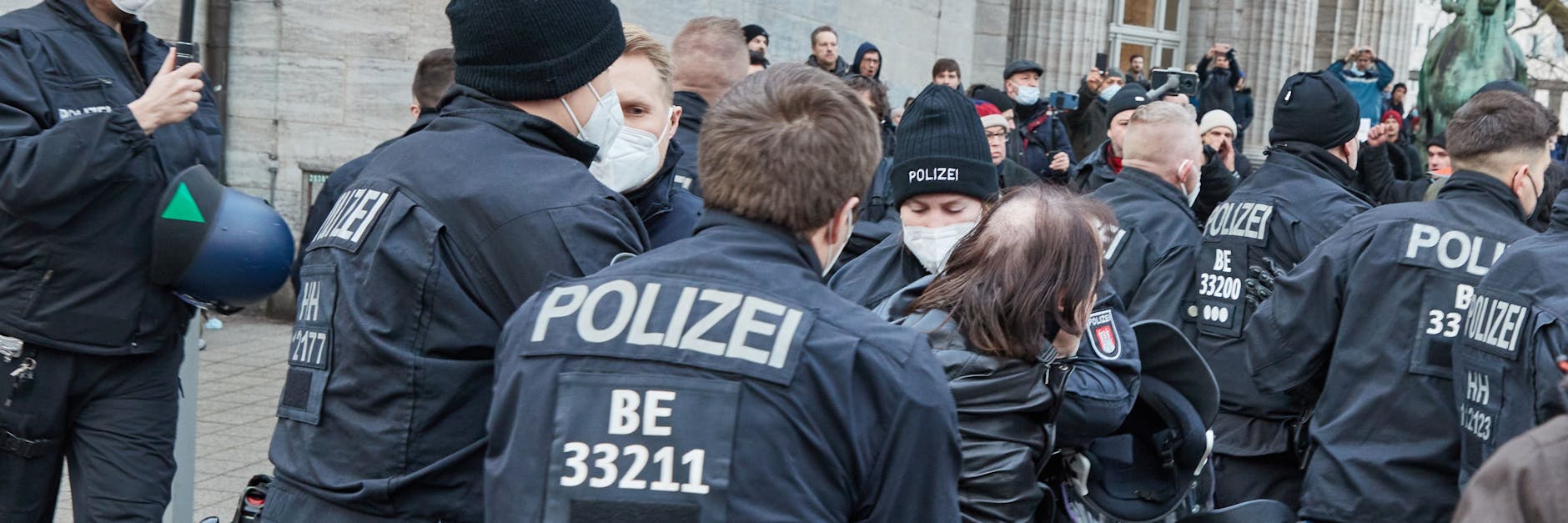 Polizisten nehmen vor der Hamburger Kunsthalle einen Mann fest. Trotz Verbots haben sich am Sonnabend Gegner der Corona-Maßnahmen vor der Hamburger Kunsthalle und auf umliegenden Straßen versammelt.