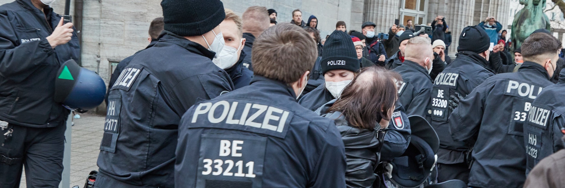 Polizisten nehmen vor der Hamburger Kunsthalle einen Mann fest. Trotz Verbots haben sich am Sonnabend&nbsp; Gegner der Corona-Maßnahmen vor der Hamburger Kunsthalle und auf umliegenden Straßen versammelt.