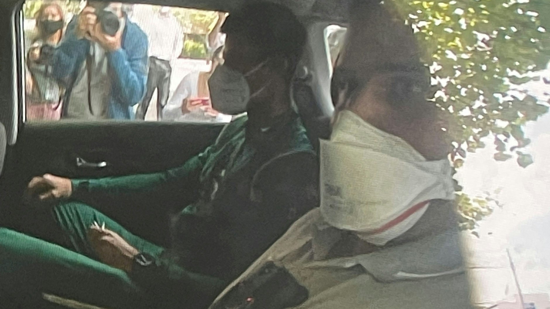 Novak Djokovic sitzt hinten im Auto, das ihn in ein Abschiebehotel in Melbourne bringt.