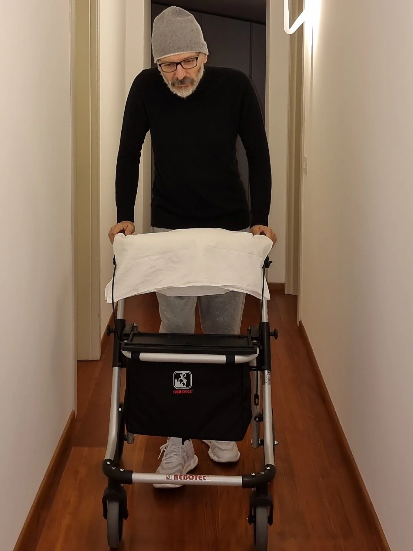 Gigi D’Agostino stützt sich auf einen Rollator. Dem DJ geht es offensichtlich gar nicht gut.