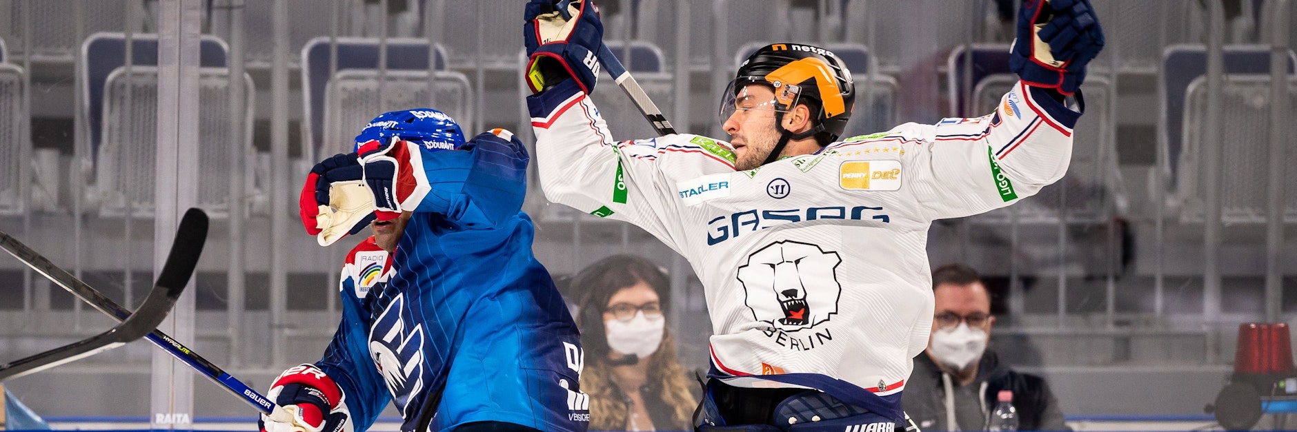 Hände hoch! Mannheims Nigel Dawes kann das nicht so schön wie Eisbär Giovanni Fiore.