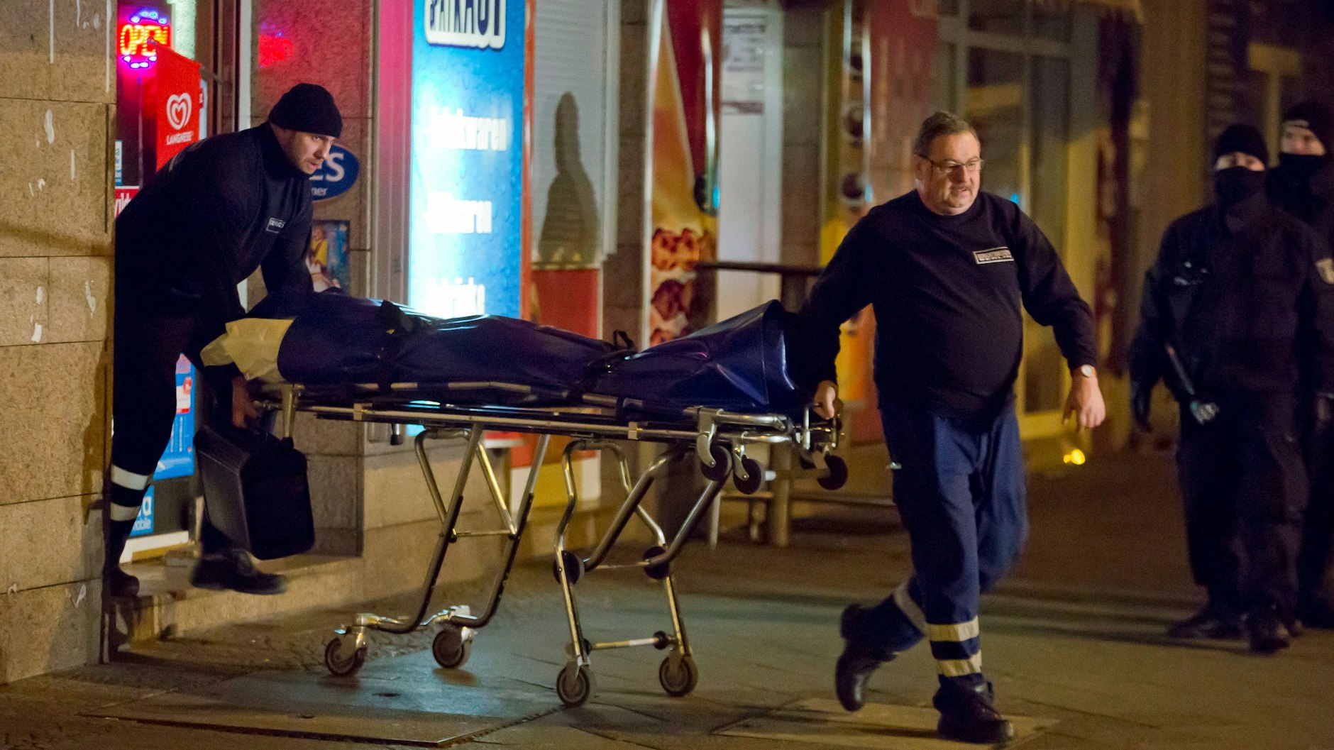 Der Leichnamdes erschossenen Tahir Ö. wird aus dem Wettbüro „Expekt“ an der Residenzstraße abtransportiert. Zuvor hatte ein Notarzt eine Stunde lang vergeblich versucht, sein Leben zu retten.