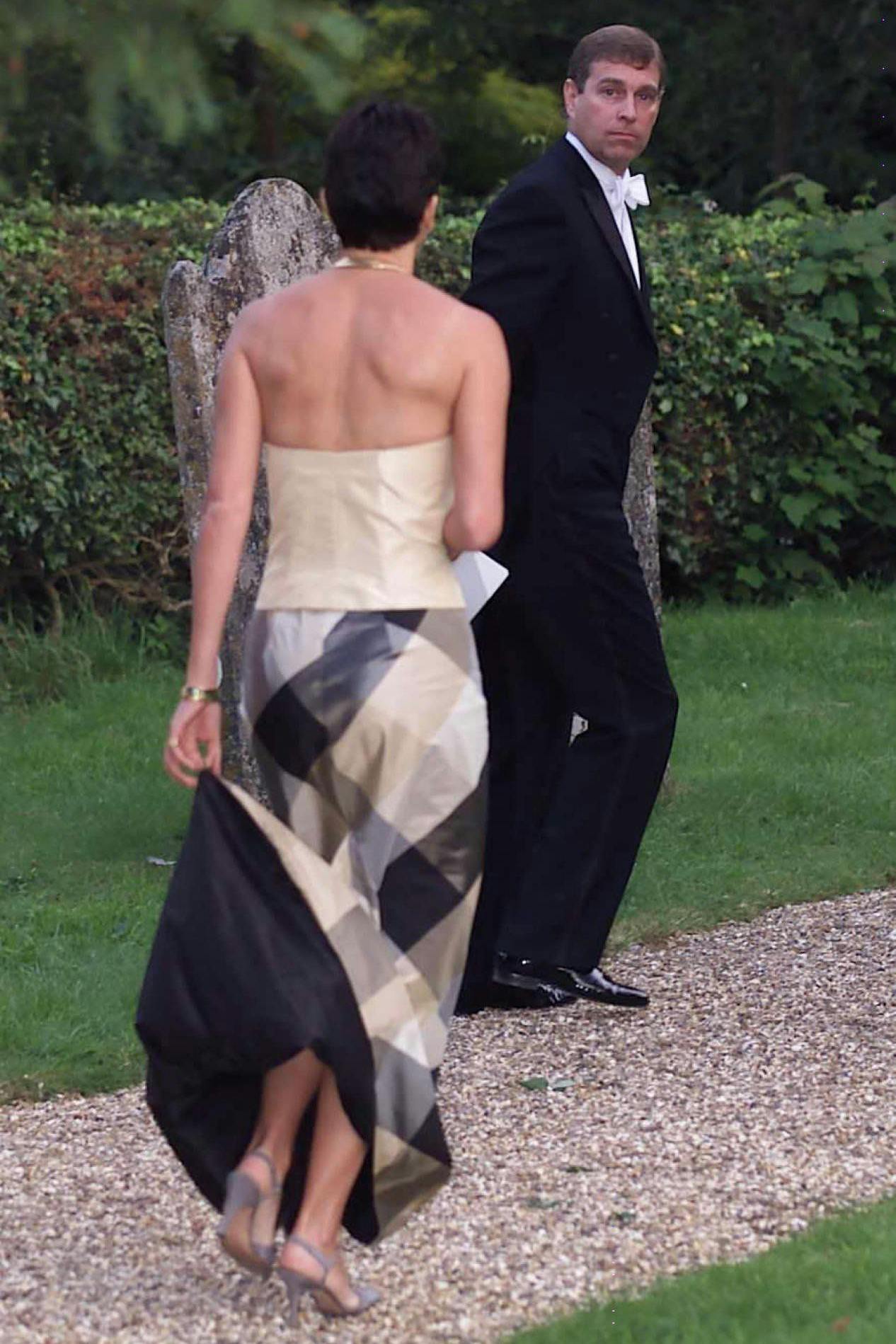 Prinz Andrew verlässt im September 2000 zusammen mit Ghislaine Maxwell ein Party in der Nähe von Salisbury.