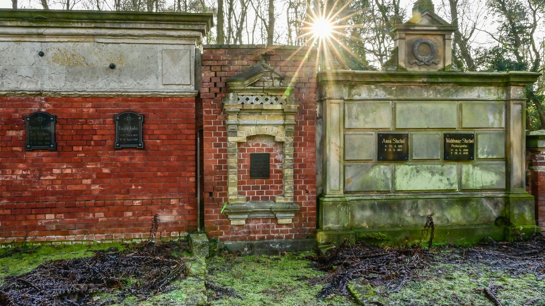 Die Schönheit des Zerfalls: Viele Gräber auf dem Angermünder Friedhof sehen aber noch im Sonnenlicht so schön-idyllisch aus, müssen dringend saniert werden.