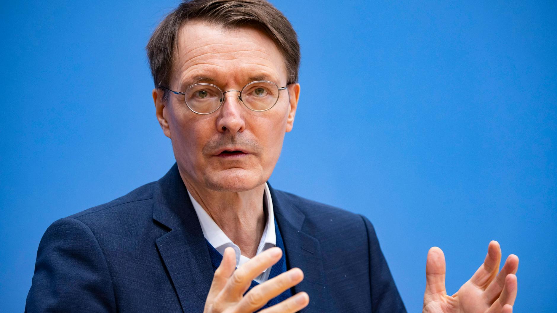 Bundesgesundheitsminister Karl Lauterbach (SPD) befürchtet eine hohe Zahl von Toten in der Omikron-Welle.