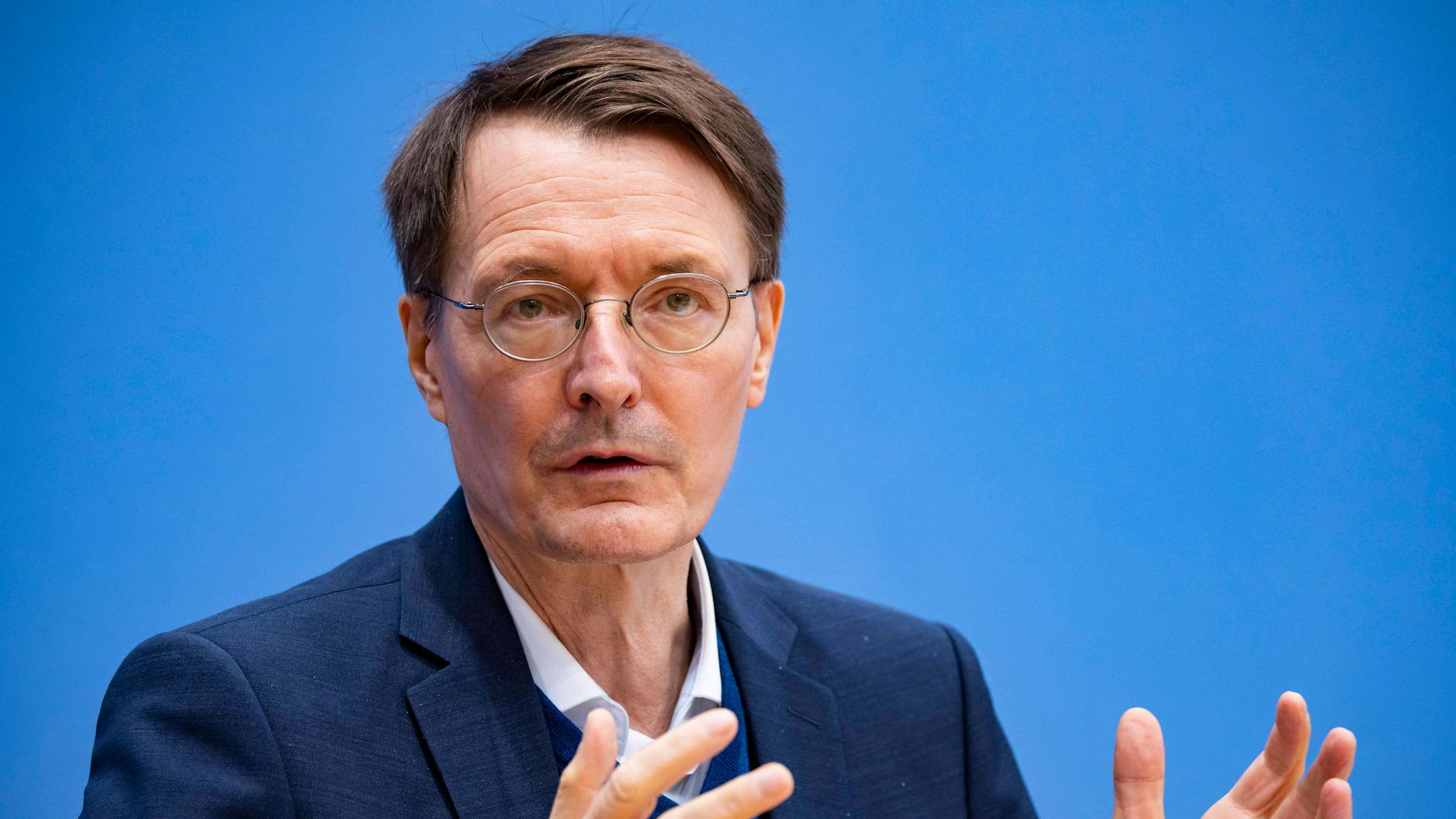 Gesundheitsminister Karl Lauterbach (SPD) hält eine Impfpflicht in Deutschland ab April für möglich.