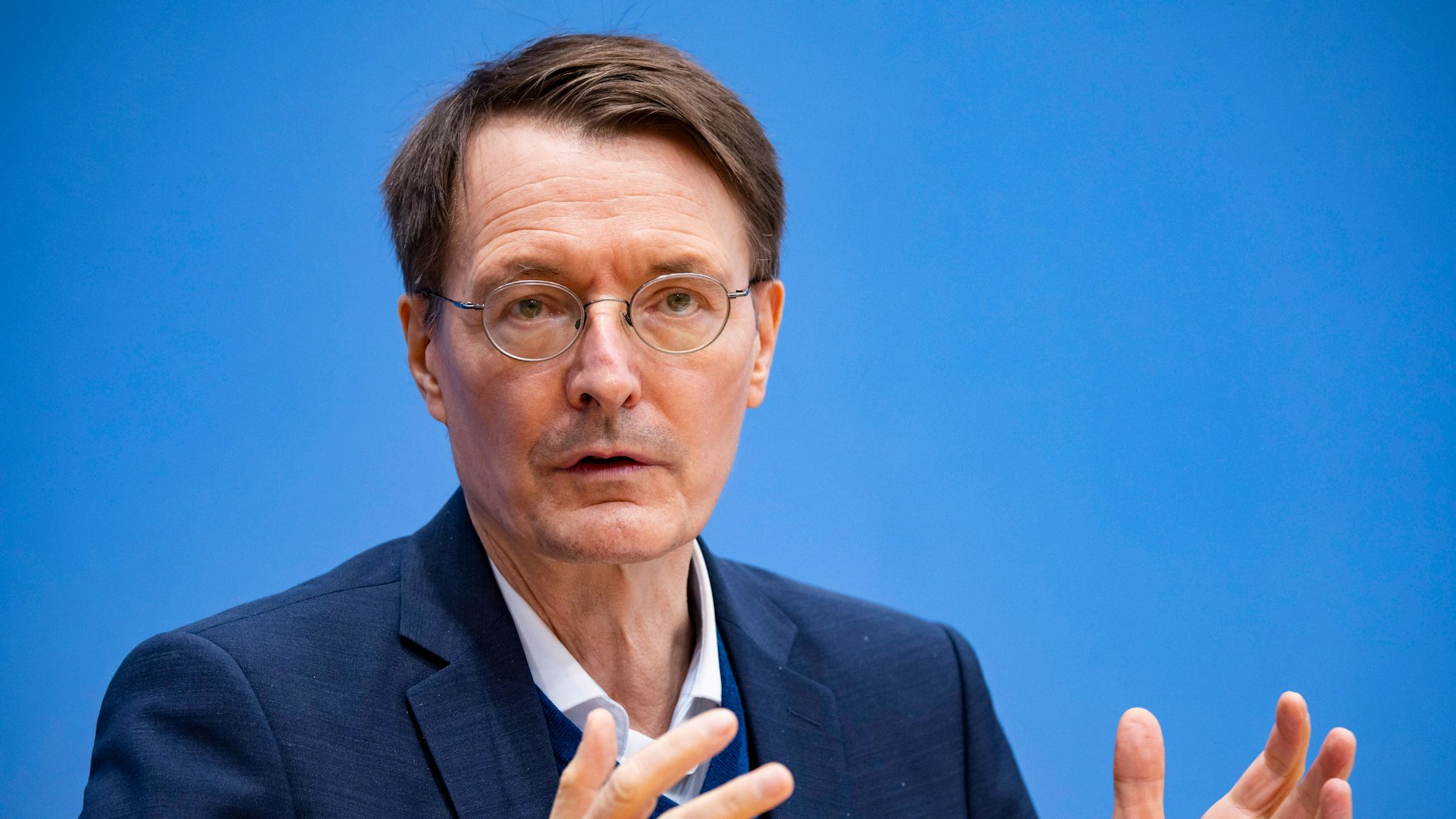 Gesundheitsminister Karl Lauterbach (SPD) hält eine Impfpflicht in Deutschland ab April für möglich.