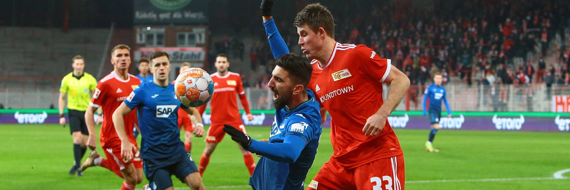 Lässt sich auch durch schnelles Umfallen – hier von Hoffenheims Munas Dabbur – nicht aus der Ruhe bringen: Unions Neuzugang Dominique Heintz.&nbsp;