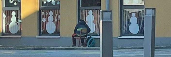 In Österreich musste ein Junge seine Klassenarbeit draußen schreiben. Die Gemüter sind erhitzt. Doch wie konnte es dazu kommen?