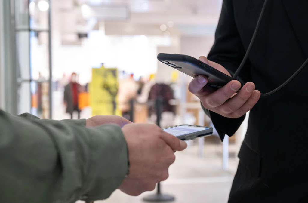 Angriffe bei Impfnachweis-Kontrollen: Einzelhandel fordert Abschaffung von 2G
