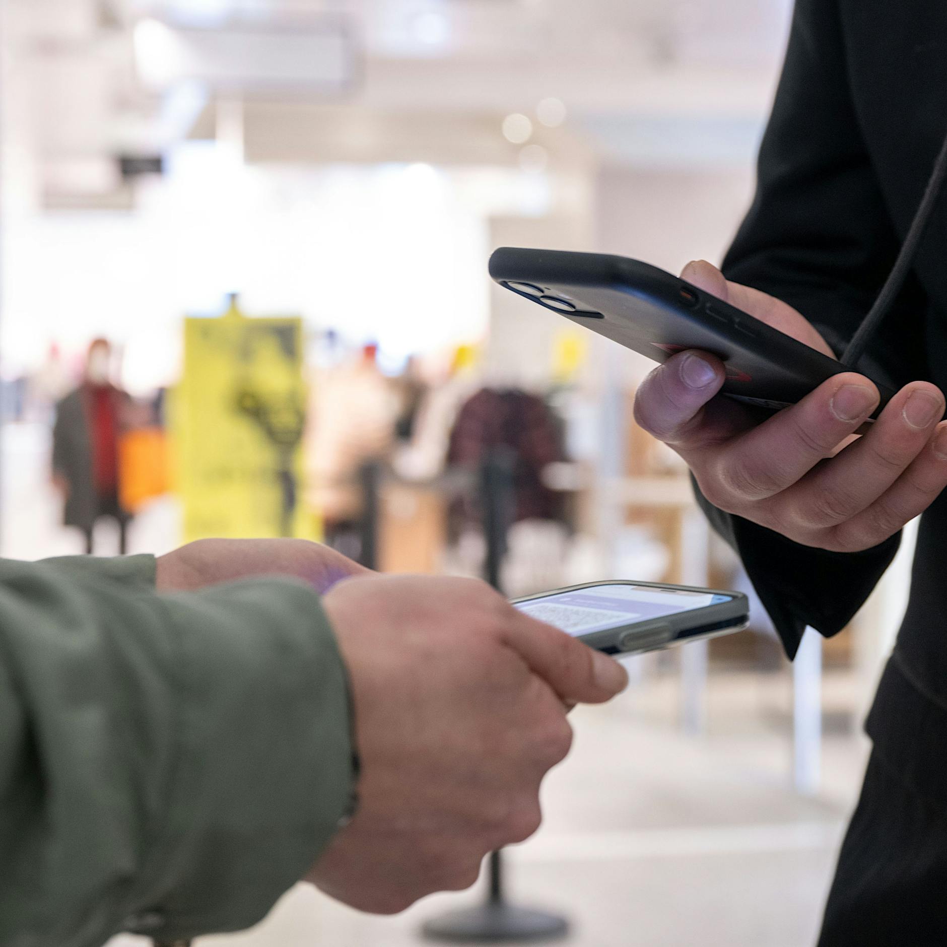 Angriffe bei Impfnachweis-Kontrollen: Einzelhandel fordert Abschaffung von 2G