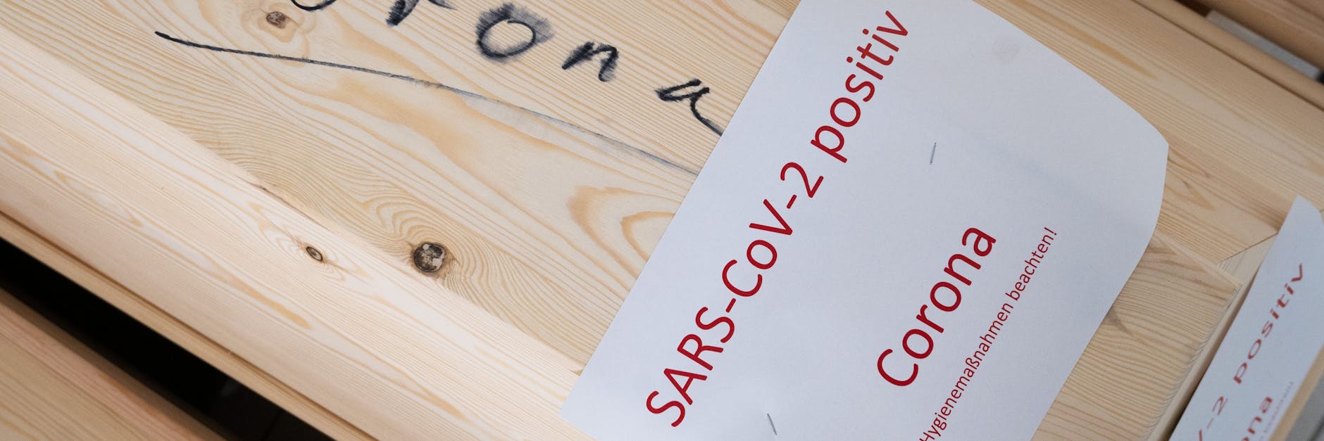 Särge mit Aufschrift „Corona“ und „SARS-CoV-2 positiv – Corona“ mit Verstorbenen