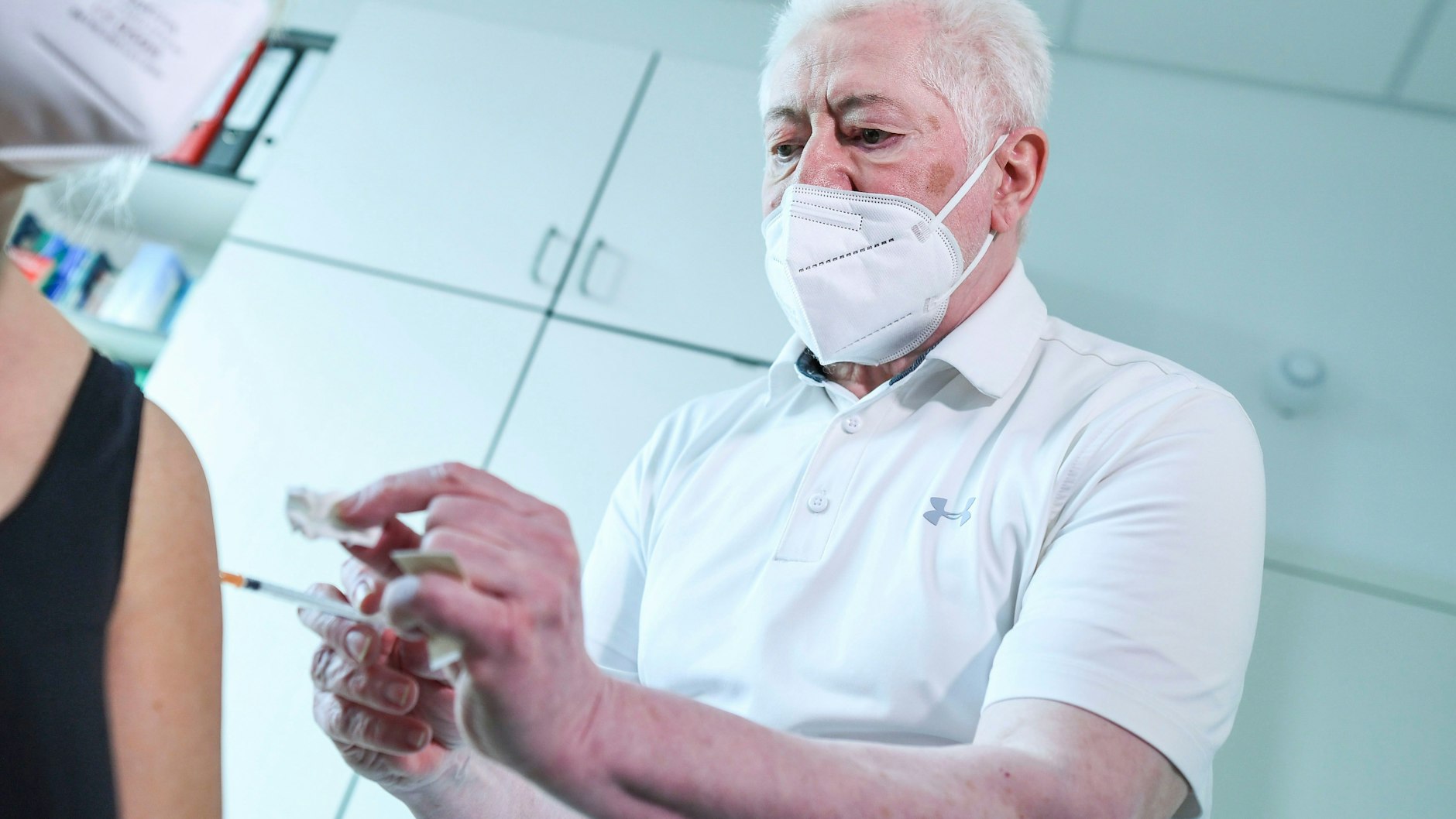 Der Arzt Wolfgang Kreischer in seiner Zehlendorfer Praxis. Er sieht, was Corona betrifft, ein Licht am Horizont.